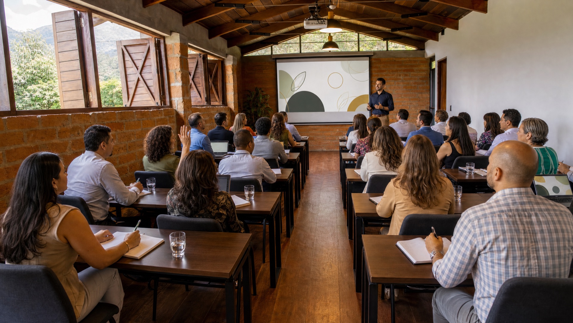 Salón Soulam configurado como aula profesional con mesas, proyección y estudiantes