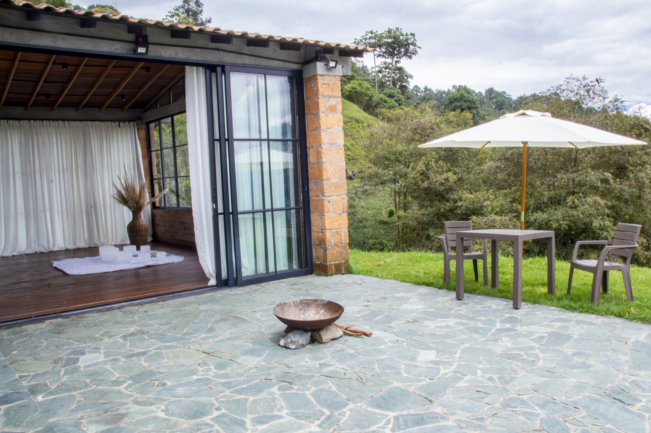Terraza y salón preparados para una práctica consciente